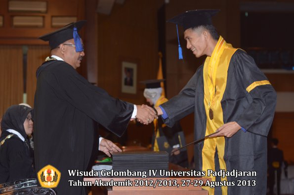 wisuda-unpad-gel-iv-ta-2012_2013-fakultas-isip-oleh-dekan-172