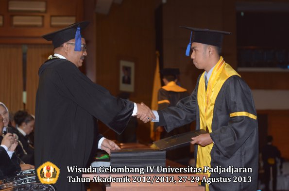 wisuda-unpad-gel-iv-ta-2012_2013-fakultas-isip-oleh-dekan-173