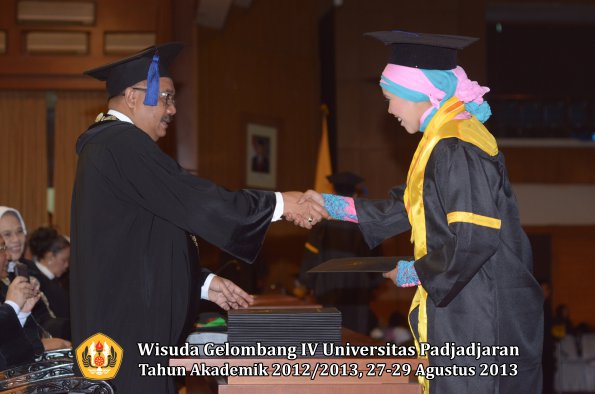 wisuda-unpad-gel-iv-ta-2012_2013-fakultas-isip-oleh-dekan-174