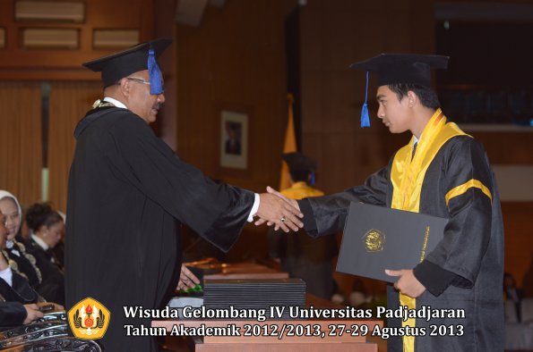 wisuda-unpad-gel-iv-ta-2012_2013-fakultas-isip-oleh-dekan-176