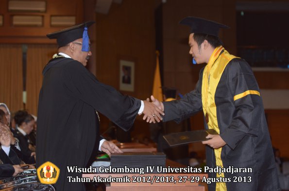 wisuda-unpad-gel-iv-ta-2012_2013-fakultas-isip-oleh-dekan-178