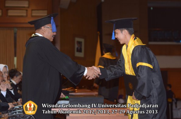 wisuda-unpad-gel-iv-ta-2012_2013-fakultas-isip-oleh-dekan-179