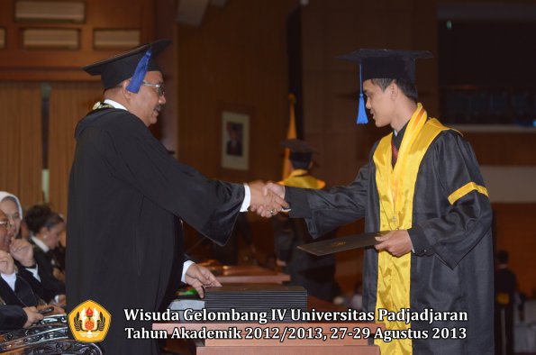 wisuda-unpad-gel-iv-ta-2012_2013-fakultas-isip-oleh-dekan-180