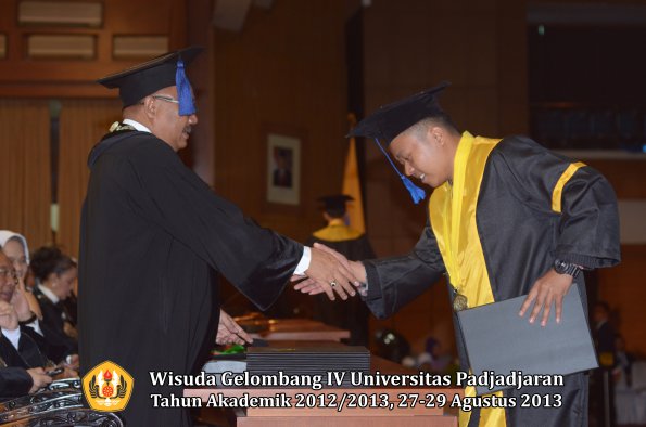 wisuda-unpad-gel-iv-ta-2012_2013-fakultas-isip-oleh-dekan-181