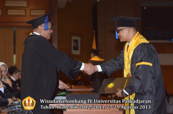 wisuda-unpad-gel-iv-ta-2012_2013-fakultas-isip-oleh-dekan-182