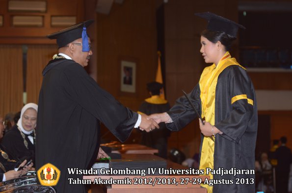 wisuda-unpad-gel-iv-ta-2012_2013-fakultas-isip-oleh-dekan-184