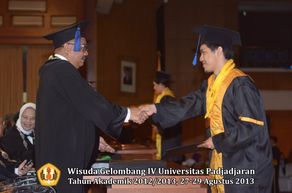 wisuda-unpad-gel-iv-ta-2012_2013-fakultas-isip-oleh-dekan-185