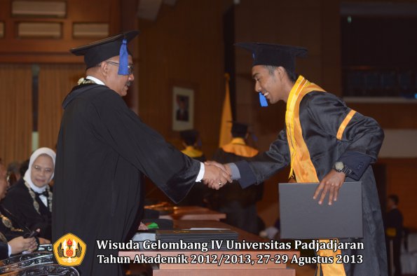 wisuda-unpad-gel-iv-ta-2012_2013-fakultas-isip-oleh-dekan-186