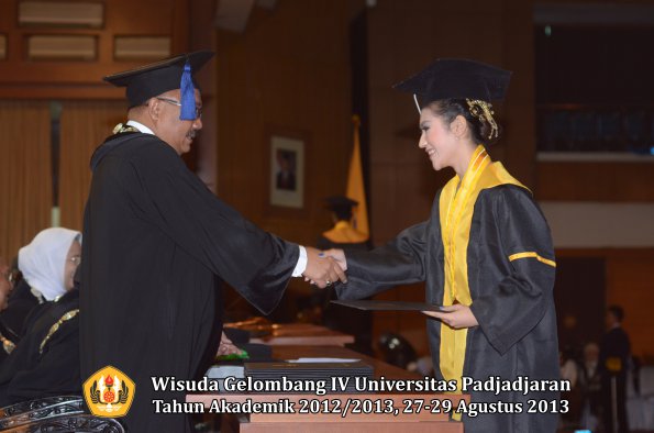 wisuda-unpad-gel-iv-ta-2012_2013-fakultas-isip-oleh-dekan-187