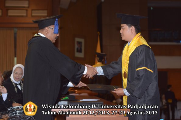 wisuda-unpad-gel-iv-ta-2012_2013-fakultas-isip-oleh-dekan-188