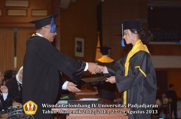 wisuda-unpad-gel-iv-ta-2012_2013-fakultas-isip-oleh-dekan-189