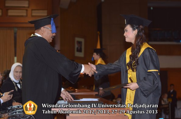 wisuda-unpad-gel-iv-ta-2012_2013-fakultas-isip-oleh-dekan-190