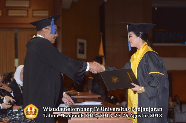 wisuda-unpad-gel-iv-ta-2012_2013-fakultas-isip-oleh-dekan-191