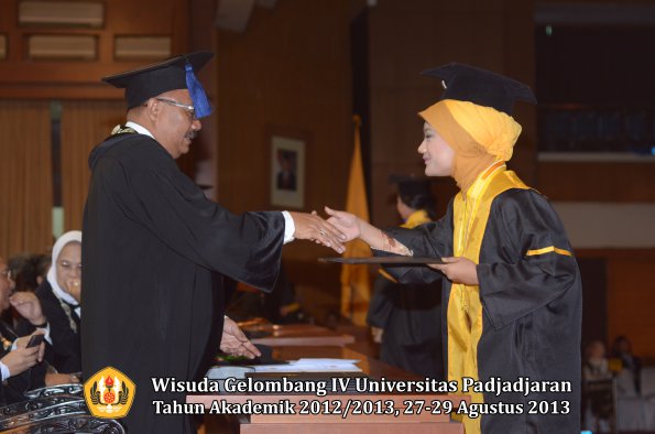 wisuda-unpad-gel-iv-ta-2012_2013-fakultas-isip-oleh-dekan-192