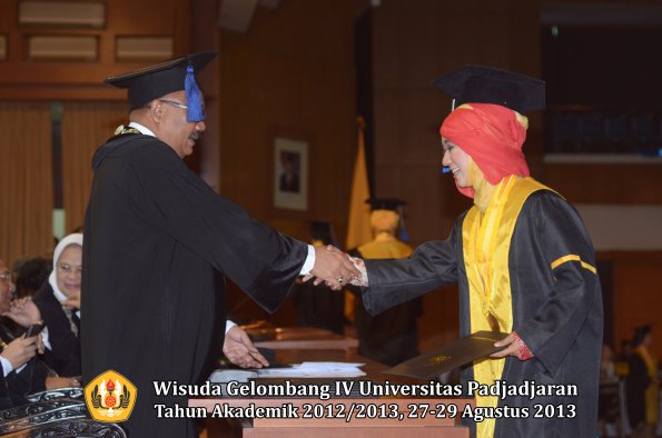 wisuda-unpad-gel-iv-ta-2012_2013-fakultas-isip-oleh-dekan-193