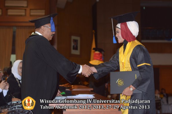 wisuda-unpad-gel-iv-ta-2012_2013-fakultas-isip-oleh-dekan-194