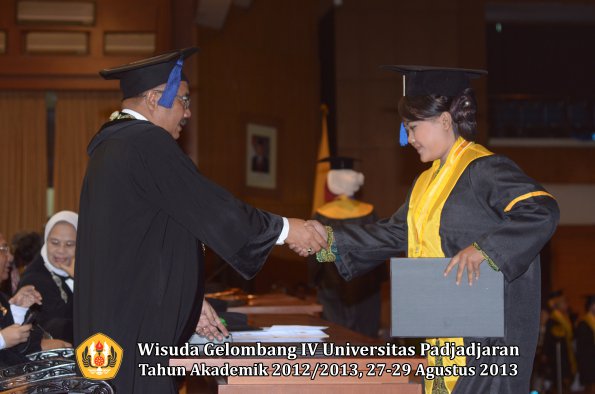 wisuda-unpad-gel-iv-ta-2012_2013-fakultas-isip-oleh-dekan-195