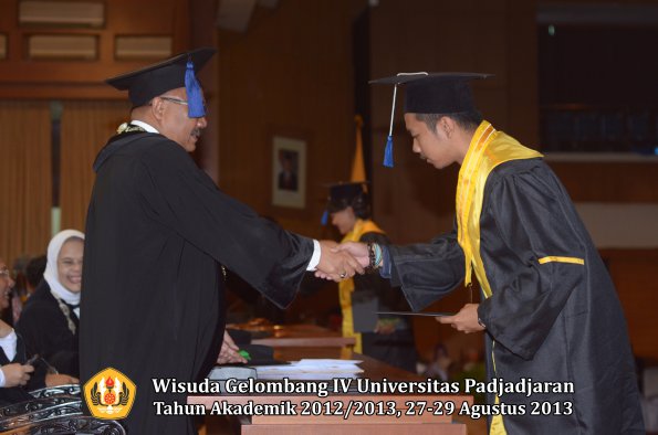 wisuda-unpad-gel-iv-ta-2012_2013-fakultas-isip-oleh-dekan-196