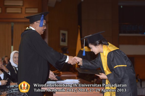 wisuda-unpad-gel-iv-ta-2012_2013-fakultas-isip-oleh-dekan-197