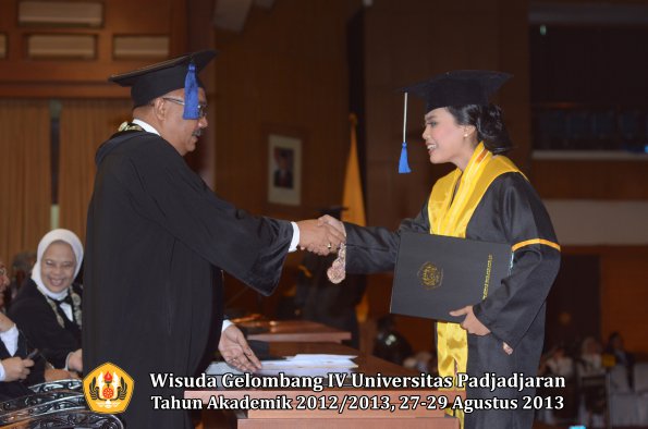 wisuda-unpad-gel-iv-ta-2012_2013-fakultas-isip-oleh-dekan-198