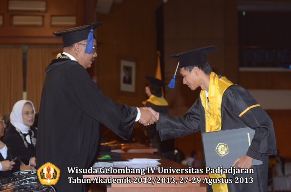 wisuda-unpad-gel-iv-ta-2012_2013-fakultas-isip-oleh-dekan-199