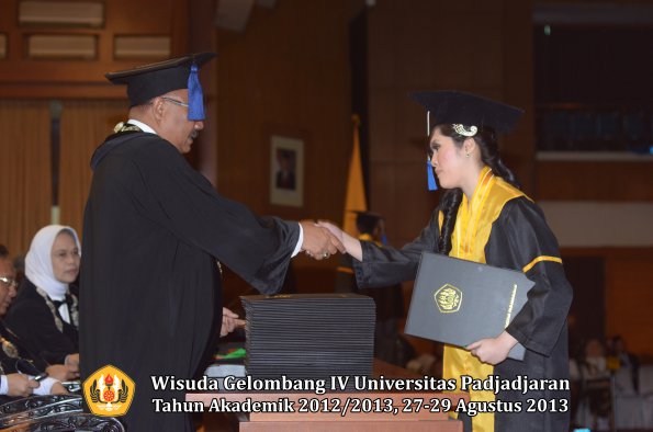 wisuda-unpad-gel-iv-ta-2012_2013-fakultas-isip-oleh-dekan-200