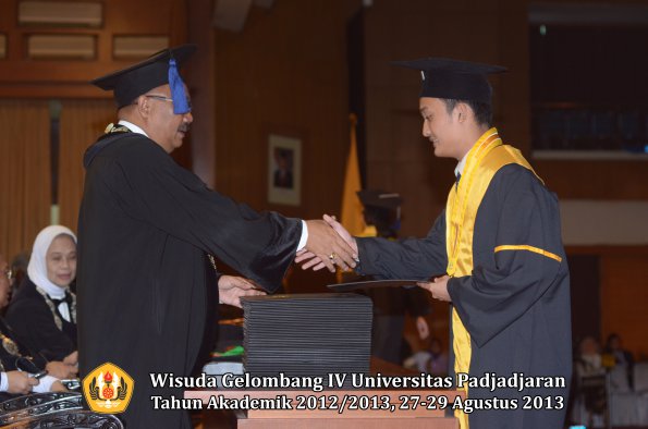 wisuda-unpad-gel-iv-ta-2012_2013-fakultas-isip-oleh-dekan-201