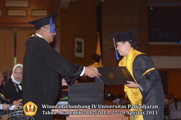 wisuda-unpad-gel-iv-ta-2012_2013-fakultas-isip-oleh-dekan-202