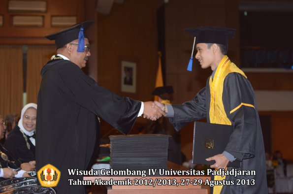 wisuda-unpad-gel-iv-ta-2012_2013-fakultas-isip-oleh-dekan-203