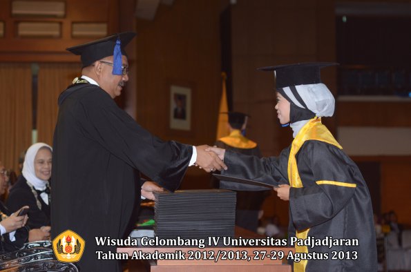 wisuda-unpad-gel-iv-ta-2012_2013-fakultas-isip-oleh-dekan-204