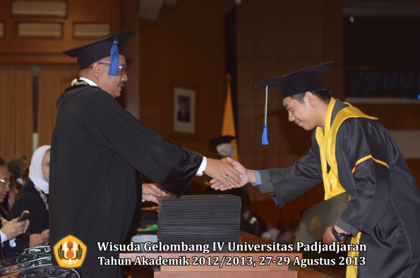 wisuda-unpad-gel-iv-ta-2012_2013-fakultas-isip-oleh-dekan-205