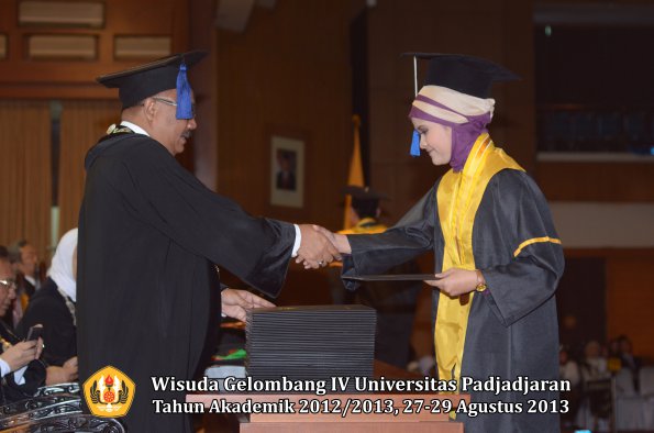 wisuda-unpad-gel-iv-ta-2012_2013-fakultas-isip-oleh-dekan-206