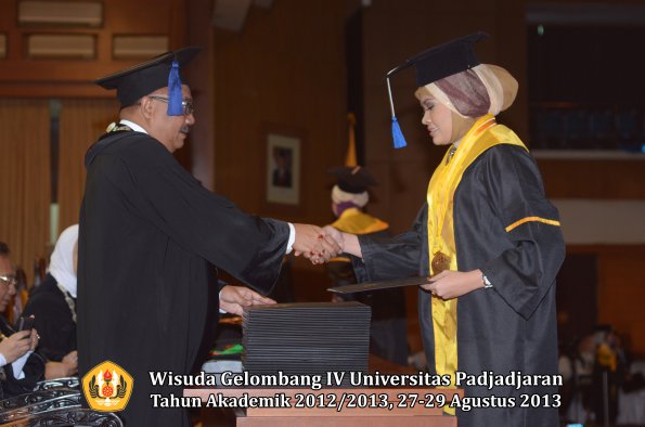 wisuda-unpad-gel-iv-ta-2012_2013-fakultas-isip-oleh-dekan-207