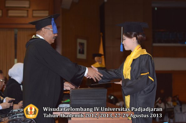 wisuda-unpad-gel-iv-ta-2012_2013-fakultas-isip-oleh-dekan-208