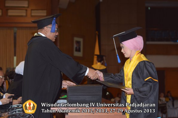 wisuda-unpad-gel-iv-ta-2012_2013-fakultas-isip-oleh-dekan-209