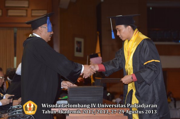 wisuda-unpad-gel-iv-ta-2012_2013-fakultas-isip-oleh-dekan-210