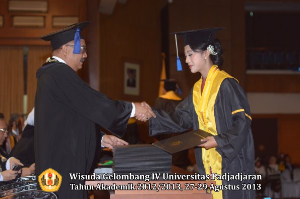 wisuda-unpad-gel-iv-ta-2012_2013-fakultas-isip-oleh-dekan-211