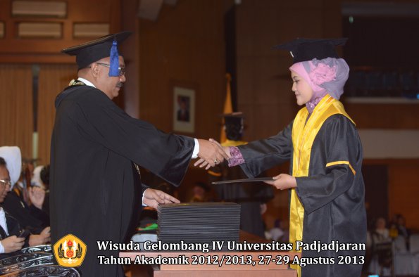 wisuda-unpad-gel-iv-ta-2012_2013-fakultas-isip-oleh-dekan-212