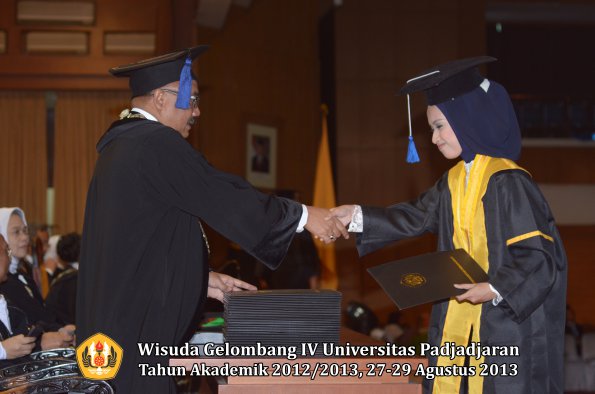 wisuda-unpad-gel-iv-ta-2012_2013-fakultas-isip-oleh-dekan-213