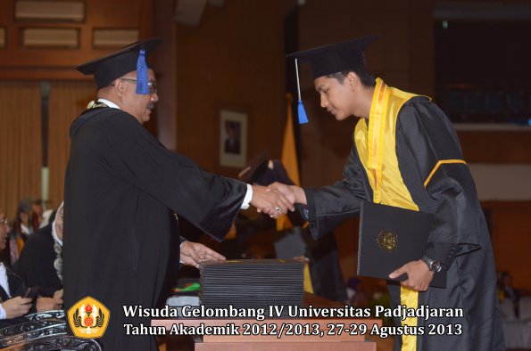 wisuda-unpad-gel-iv-ta-2012_2013-fakultas-isip-oleh-dekan-214