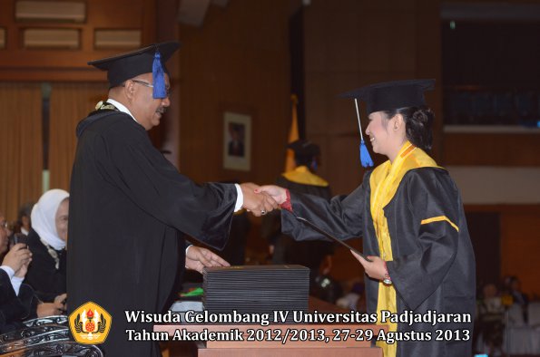 wisuda-unpad-gel-iv-ta-2012_2013-fakultas-isip-oleh-dekan-215