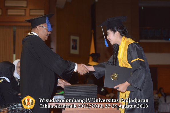 wisuda-unpad-gel-iv-ta-2012_2013-fakultas-isip-oleh-dekan-216