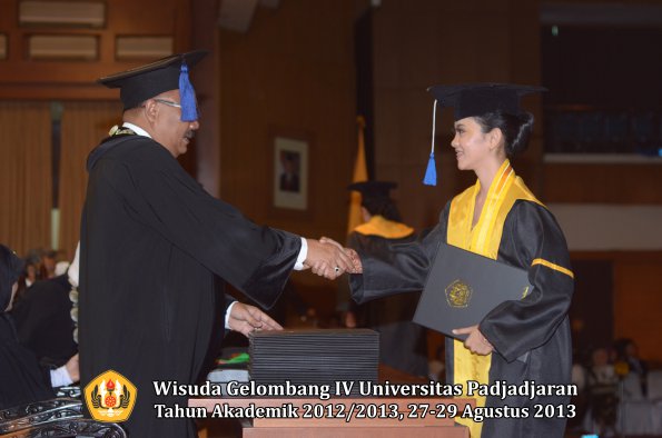 wisuda-unpad-gel-iv-ta-2012_2013-fakultas-isip-oleh-dekan-217