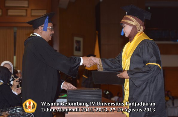 wisuda-unpad-gel-iv-ta-2012_2013-fakultas-isip-oleh-dekan-218