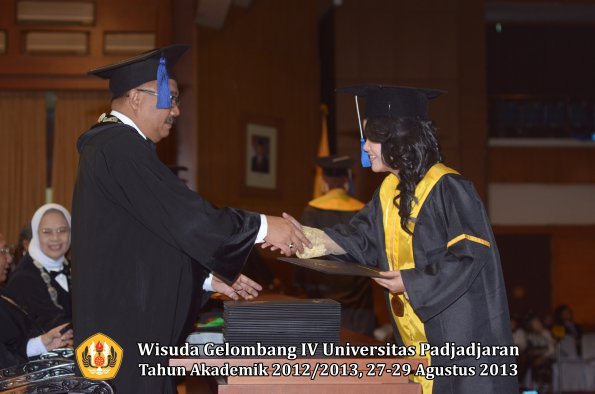 wisuda-unpad-gel-iv-ta-2012_2013-fakultas-isip-oleh-dekan-219