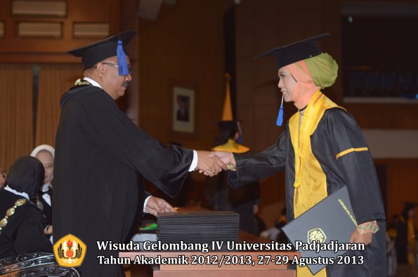 wisuda-unpad-gel-iv-ta-2012_2013-fakultas-isip-oleh-dekan-220