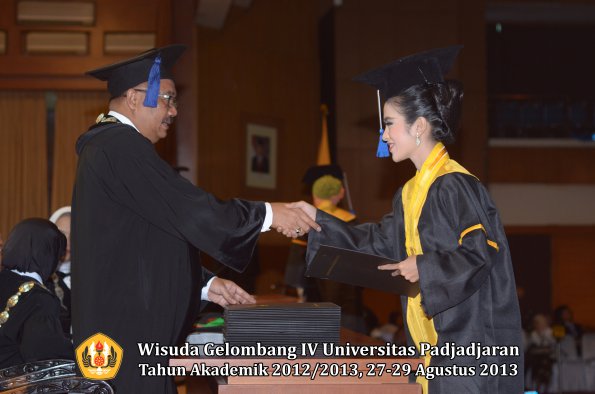 wisuda-unpad-gel-iv-ta-2012_2013-fakultas-isip-oleh-dekan-221