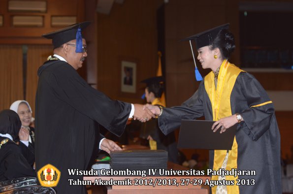 wisuda-unpad-gel-iv-ta-2012_2013-fakultas-isip-oleh-dekan-222