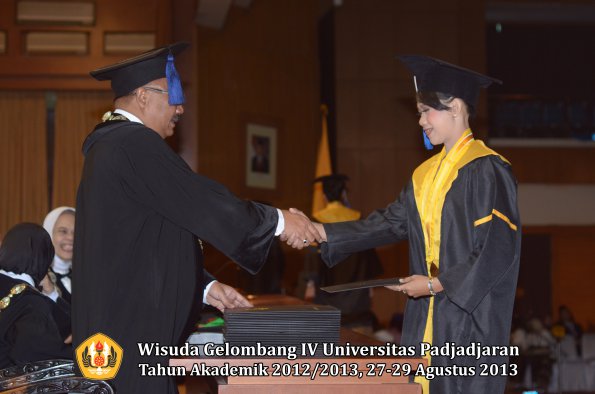 wisuda-unpad-gel-iv-ta-2012_2013-fakultas-isip-oleh-dekan-223