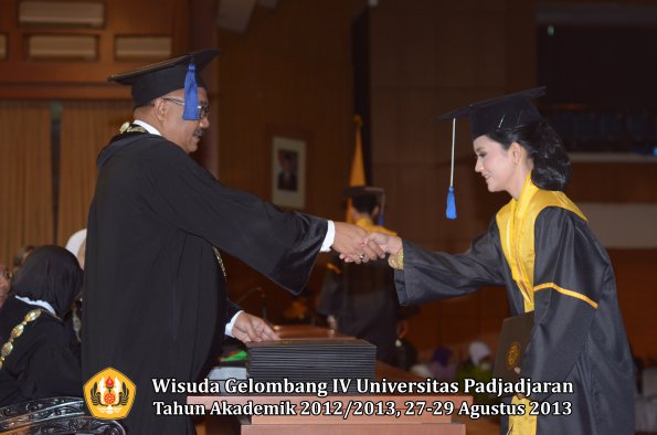 wisuda-unpad-gel-iv-ta-2012_2013-fakultas-isip-oleh-dekan-224